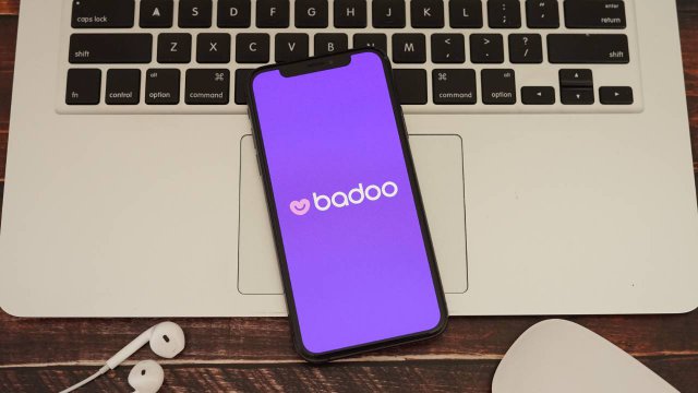 Badoo logo su smartphone