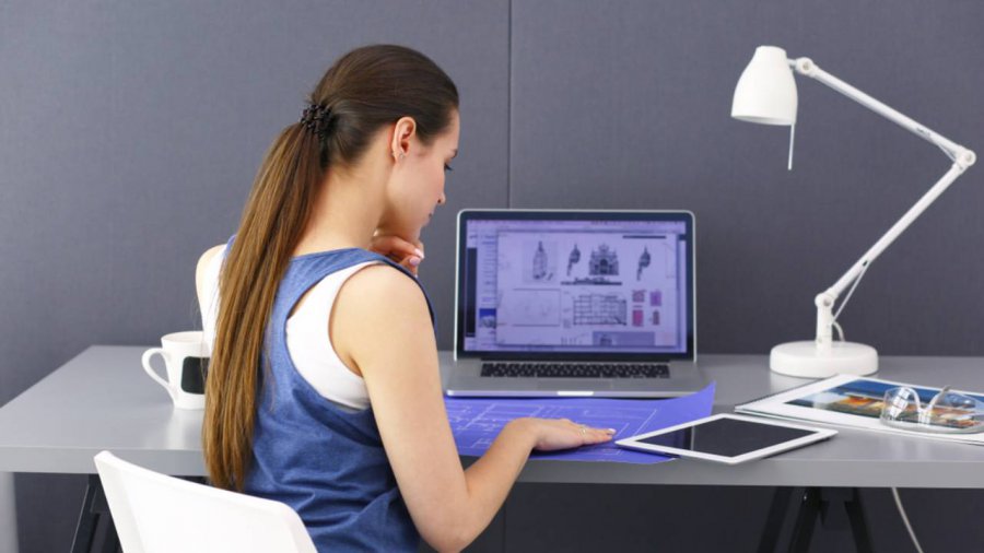 persona che lavora al computer