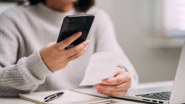 ragazza scansiona un foglio con lo smartphone