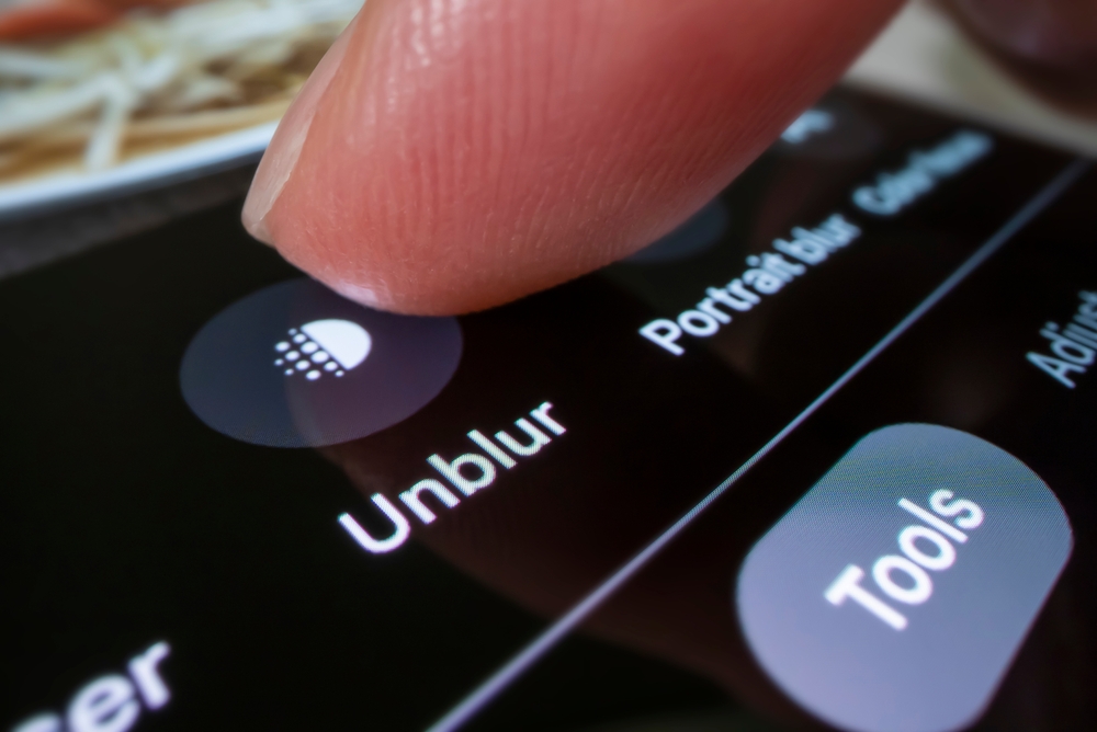 Tap su funzione anti-sfocatura su smartphone Google Pixel 7 Pro Tap su funzione anti-sfocatura su smartphone Google Pixel 7 Pro