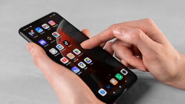 persona che usa smartphone Android