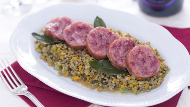 Cotechino su letto di lenticchie (da GialloZafferano)