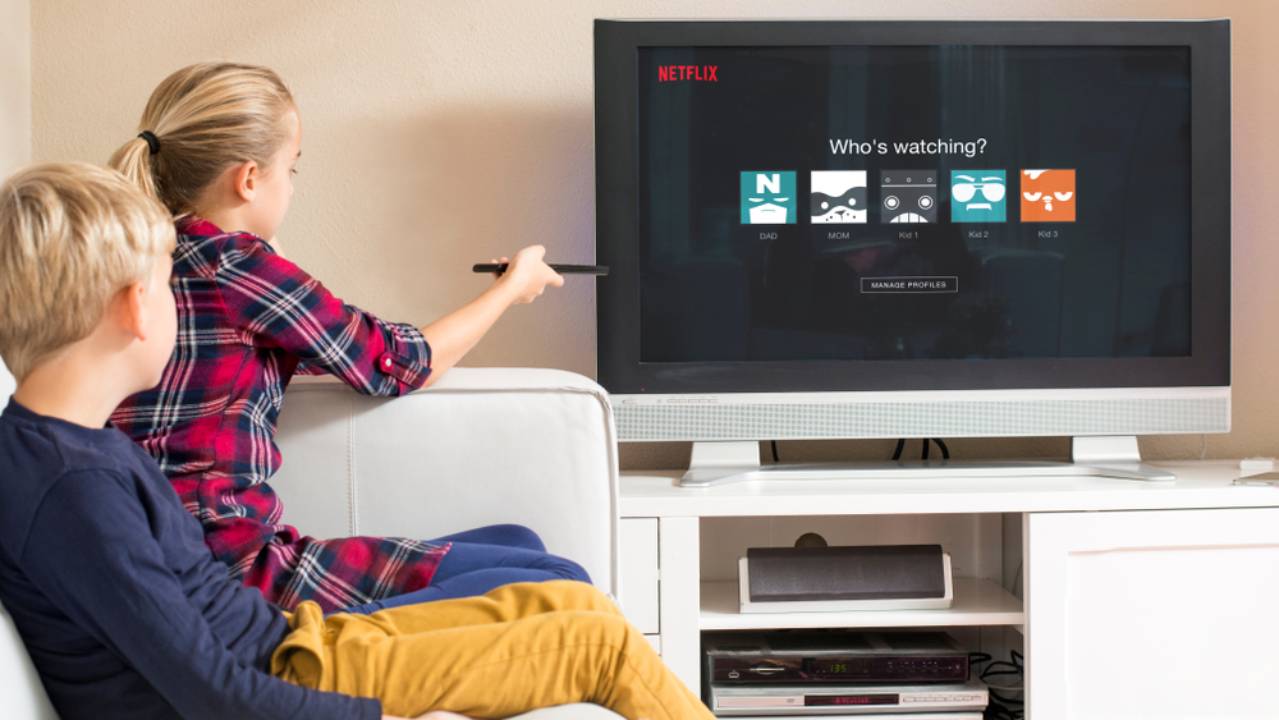 Persone guardano Netflix Persone guardano Netflix
