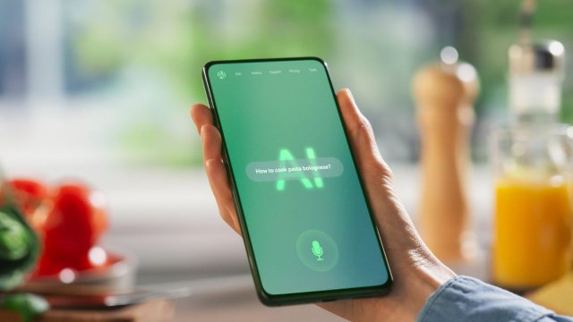 persona parla con Assistente AI