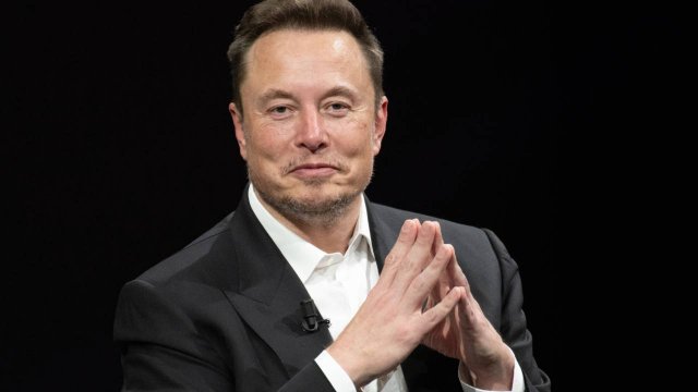 Elon Musk nei suoi uffici di SpaceX