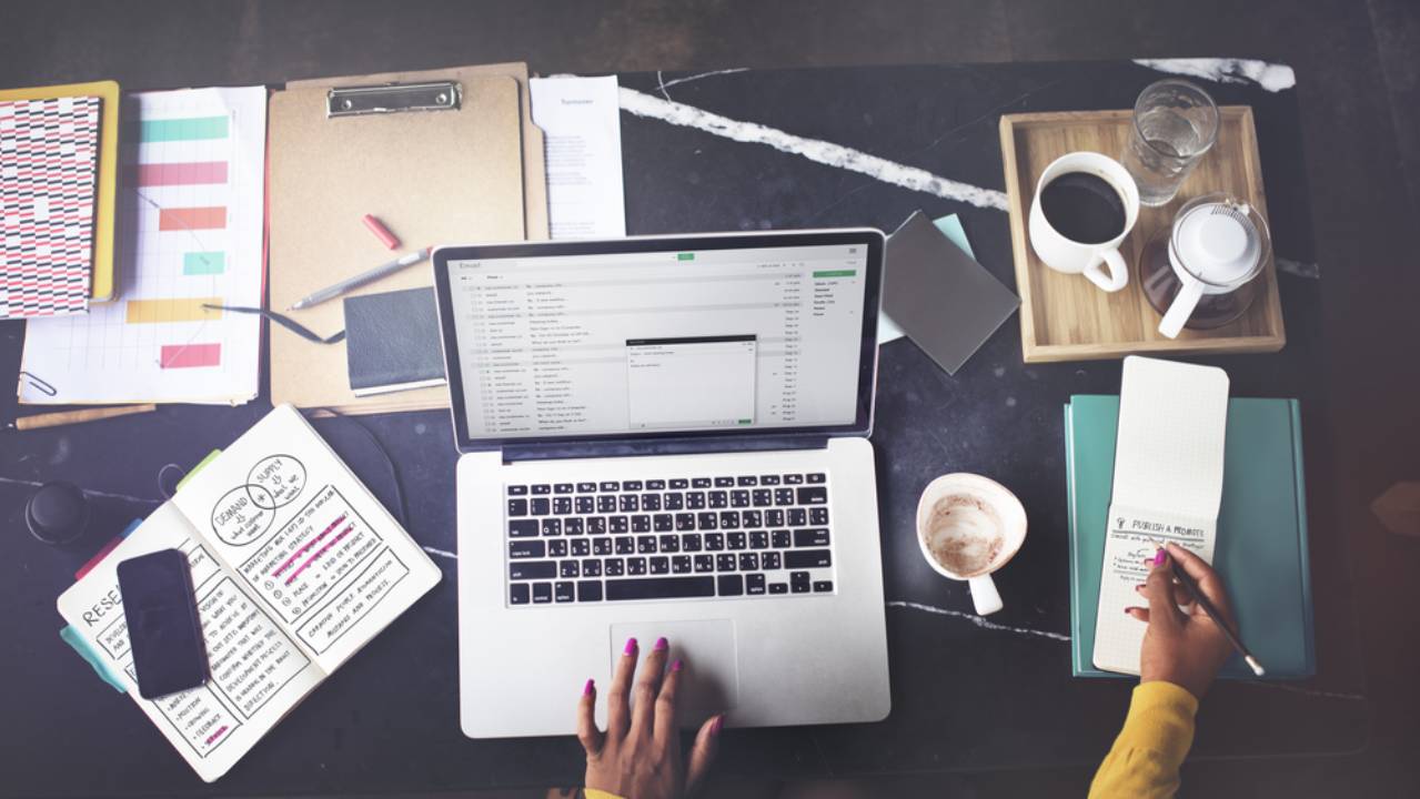 Cercare l’ispirazione e documentarsi sui fatti e gli accadimenti storici Cercare l’ispirazione e documentarsi sui fatti e gli accadimenti storici