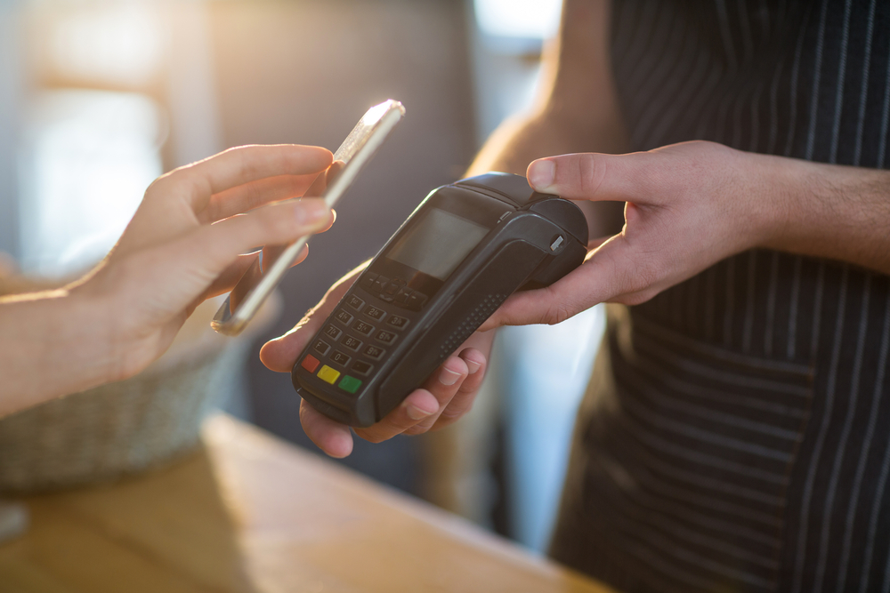 Smartphone-pagamento-digitale-contactless