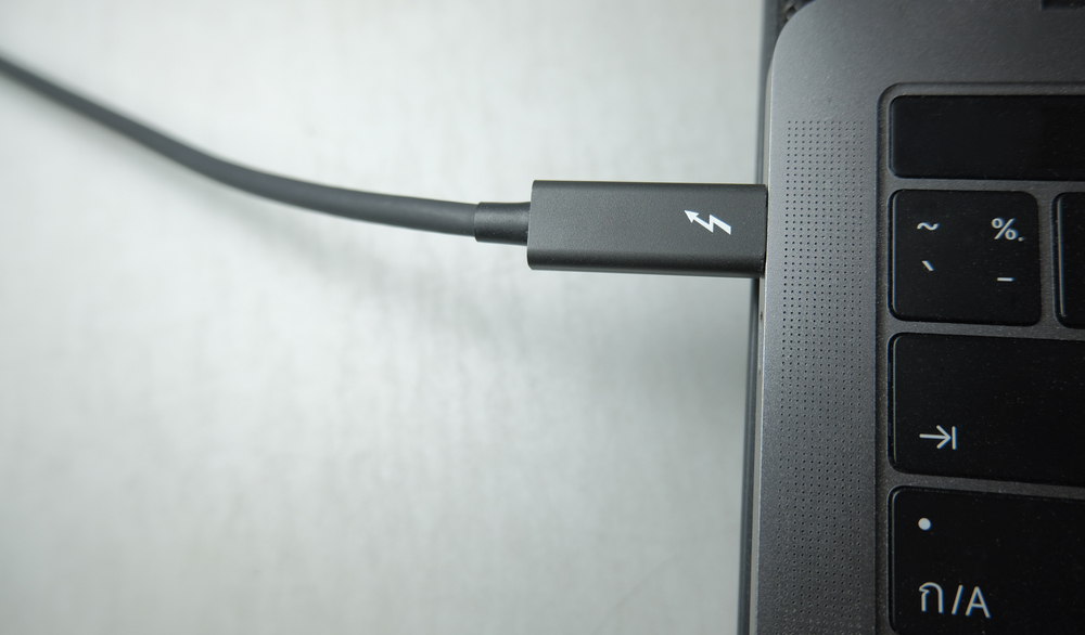 Cavo Thunderbolt collegato a laptop Cavo Thunderbolt collegato a laptop