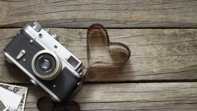 macchina fotografica con negativo a forma di cuore