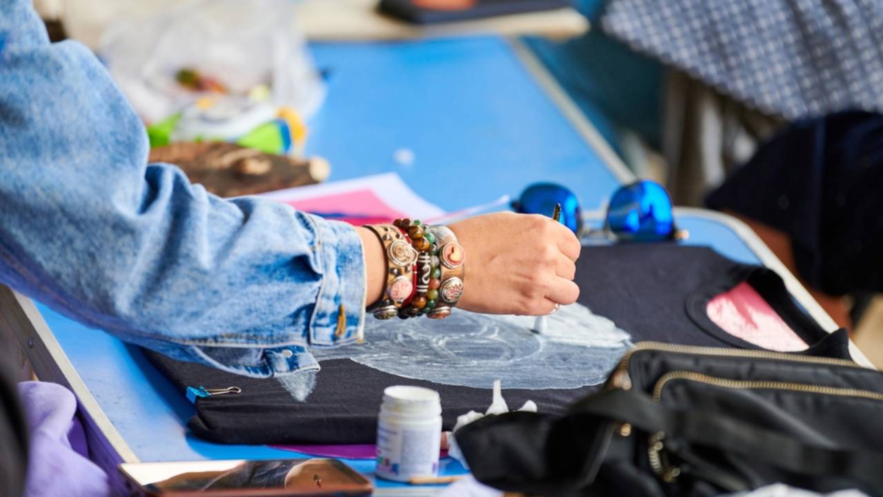 Metodi creativi per dipingere una maglietta