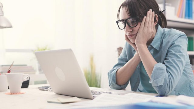 Ragazza attende che la pagina web si carichi