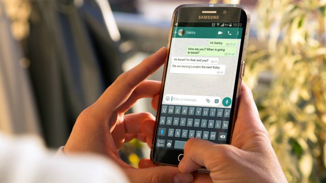 persona che invia un messaggio whatsapp