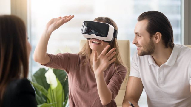 persone che indossano visore vr