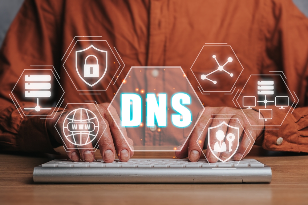 Uomo-digita-sulla-tastiera-dns