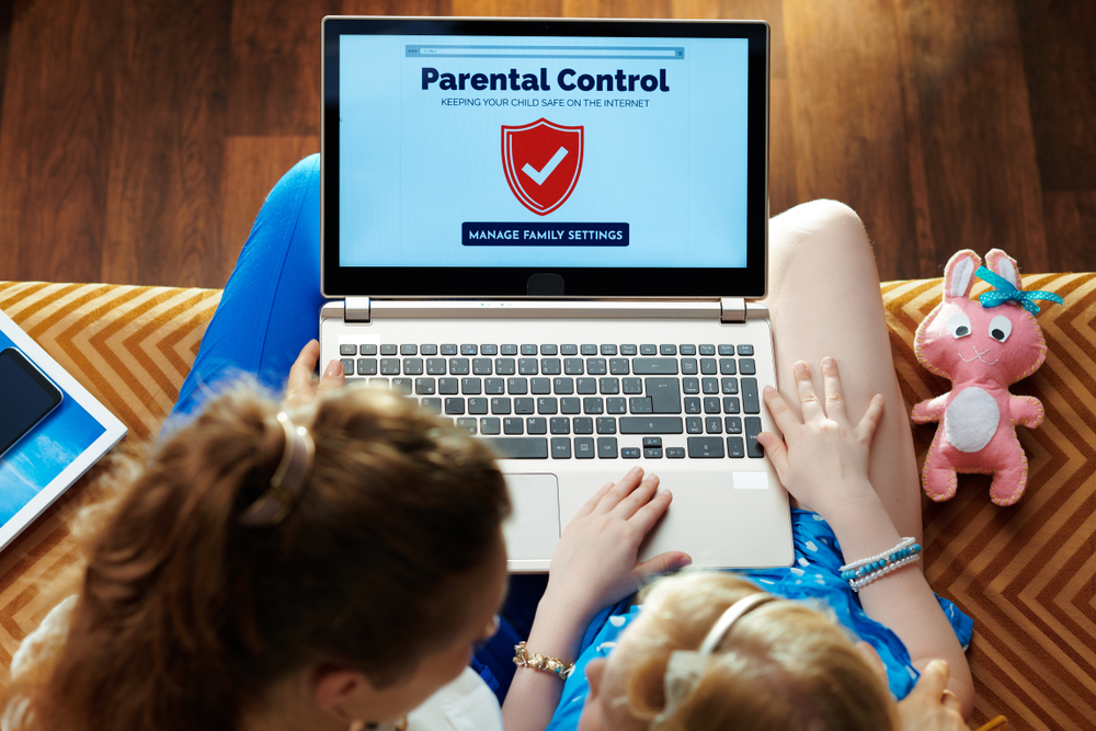 Donna-con-figlia-attivano-parental-control-sul-computer Donna-con-figlia-attivano-parental-control-sul-computer