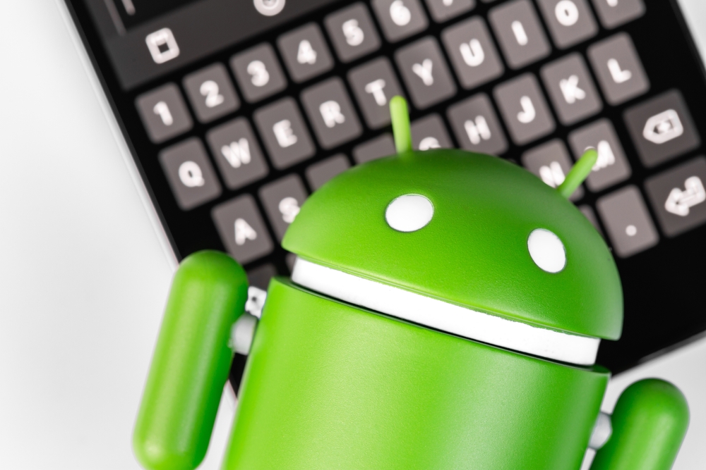 Icona Android con tastiera smartphone sullo sfondo