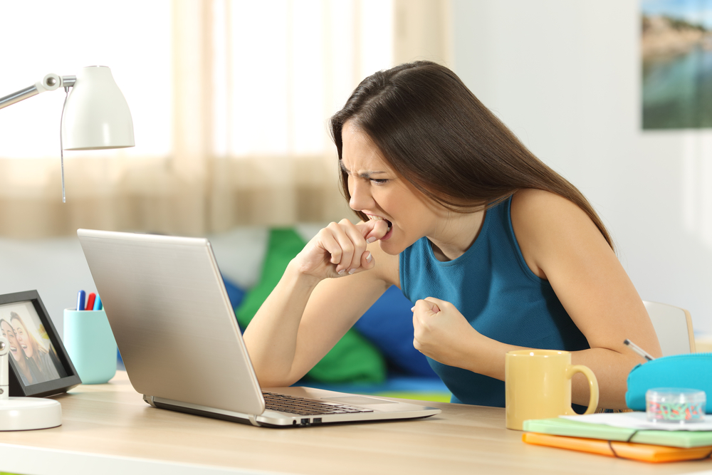 Persona davanti al pc che non funziona Persona davanti al pc che non funziona