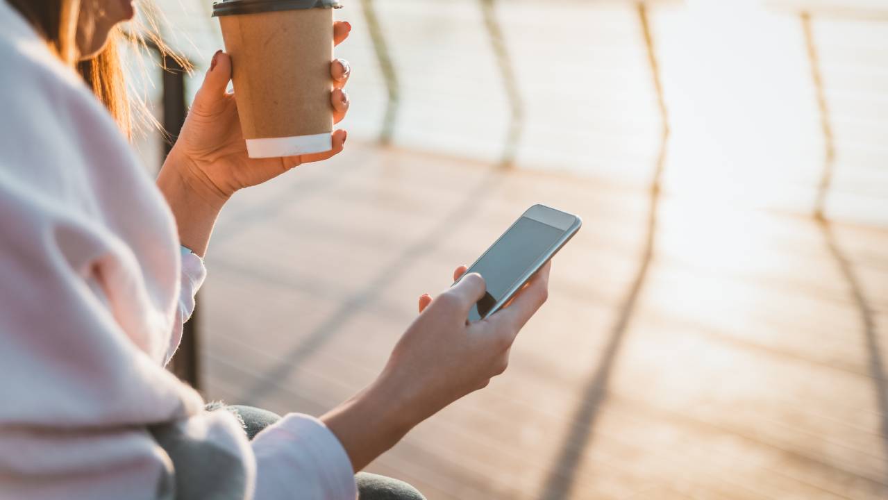 Smartphone e luce diretta del sole Smartphone e luce diretta del sole