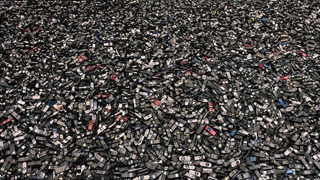 Migliaia di telefonini vittime dell'obsolescenza programmata