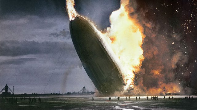 Un'immagine del disastro di Hindenburg del 1937 colorata con programmi di fotoritocco