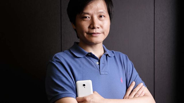 Lei Jun con uno smartphone Xiaomi tra le mani