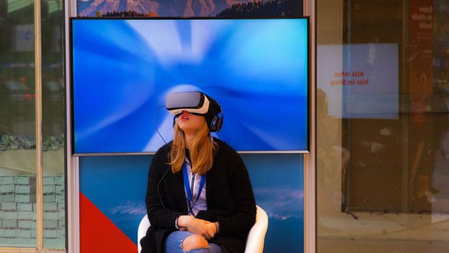 Esplorando mondi virtuali con visori VR