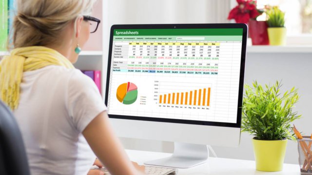 persona che lavora con Excel