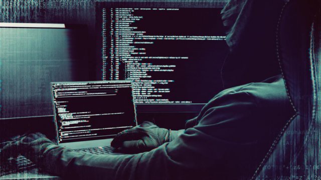 Hacker prepara un attacco crittografico