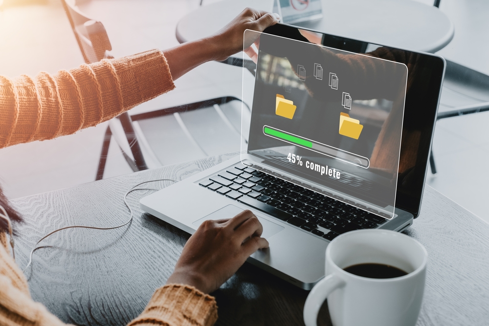 Computer-aperto-passaggio-cartelle-con-dati Computer-aperto-passaggio-cartelle-con-dati