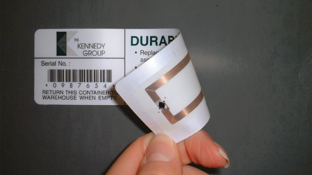 Un'etichetta posta su un elettrodomestico dotata di tag RFID