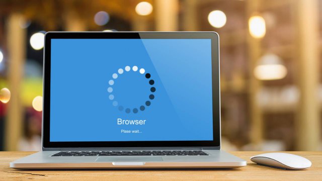 caricamento browser su laptop