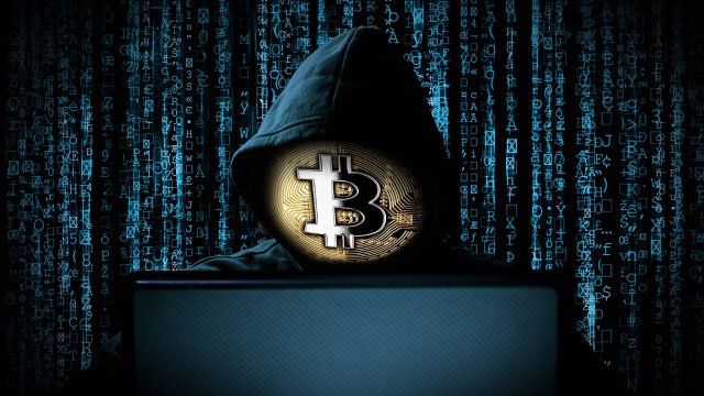 hacker con volto di bitcoin