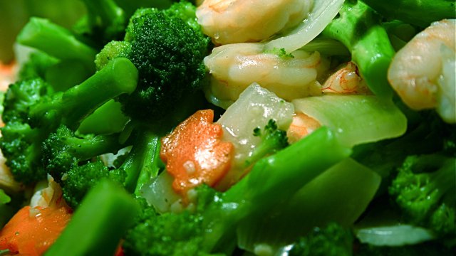 Mangiare spesso verdure fresche è uno dei consigli dell'ADI