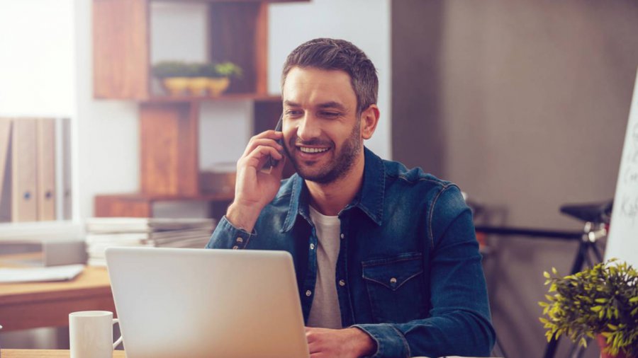 persona impegnata e sorridente a lavoro