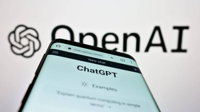 smartphone con schermata Chat GPT