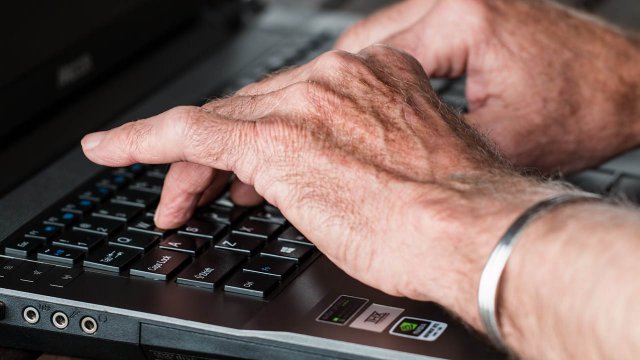 Anziani al computer
