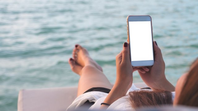 smartphone-in-spiaggia