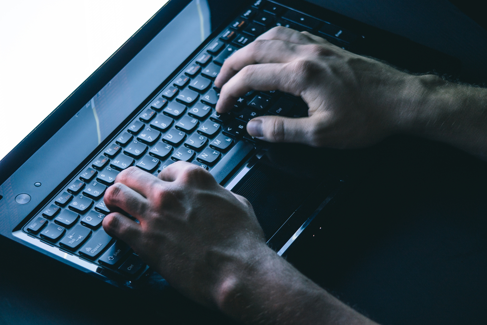 Uomo-scrive-sulla-tastiera Uomo-scrive-sulla-tastiera