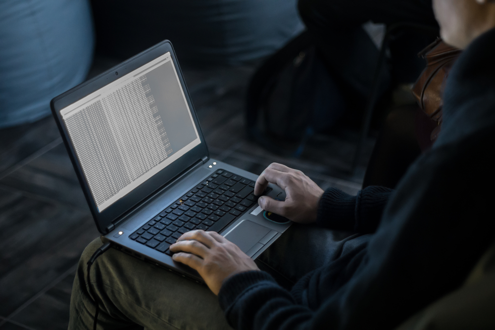 Computer-aperto-sulle-gambe