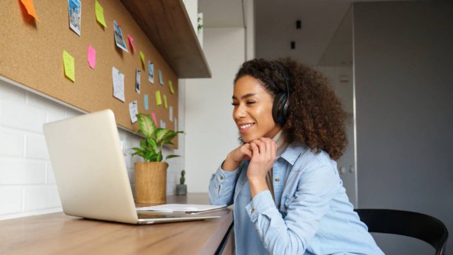 persona che utilizza il computer