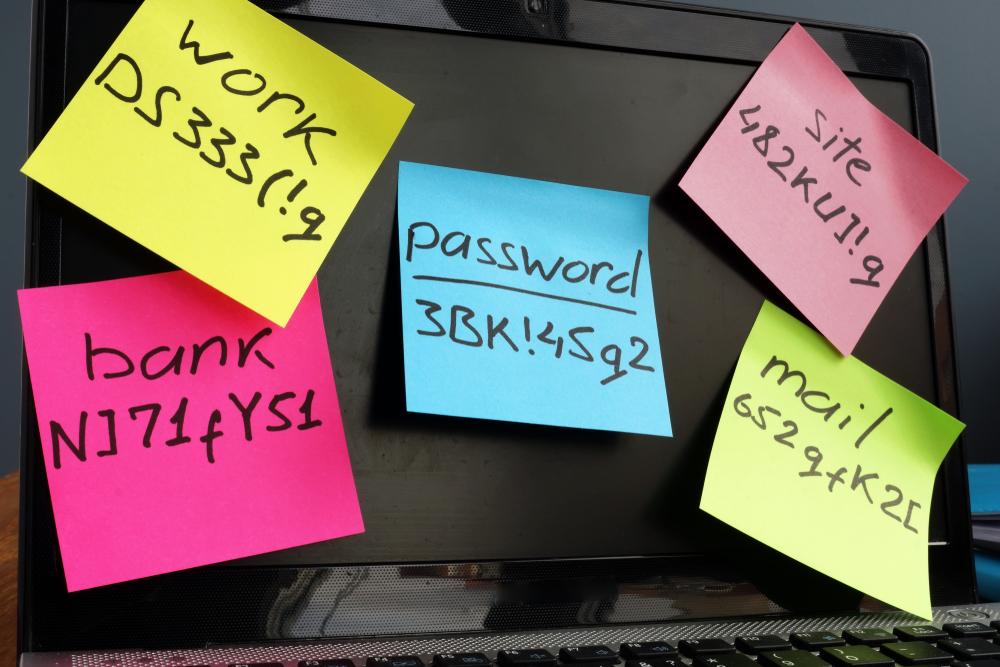 Post-it-colorati-sul-computer-con-password