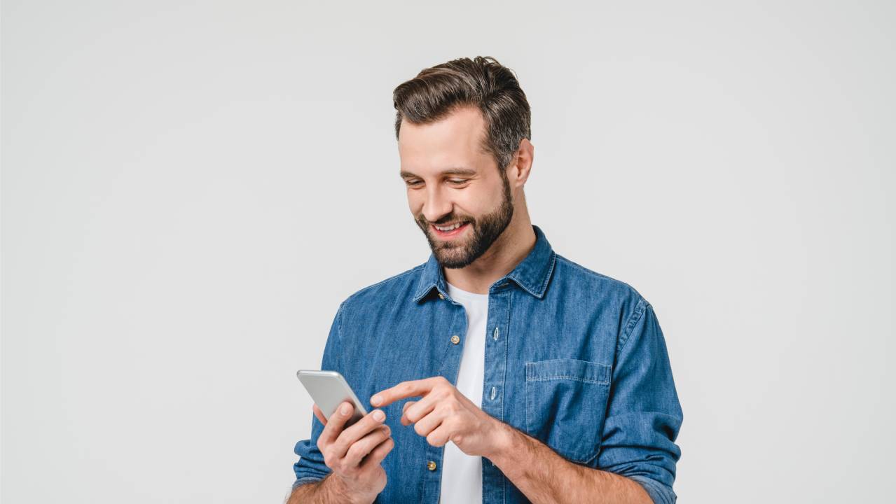 Uomo con lo smartphone Uomo con lo smartphone