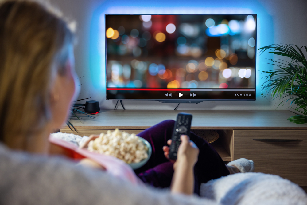 Persona che guarda Netflix