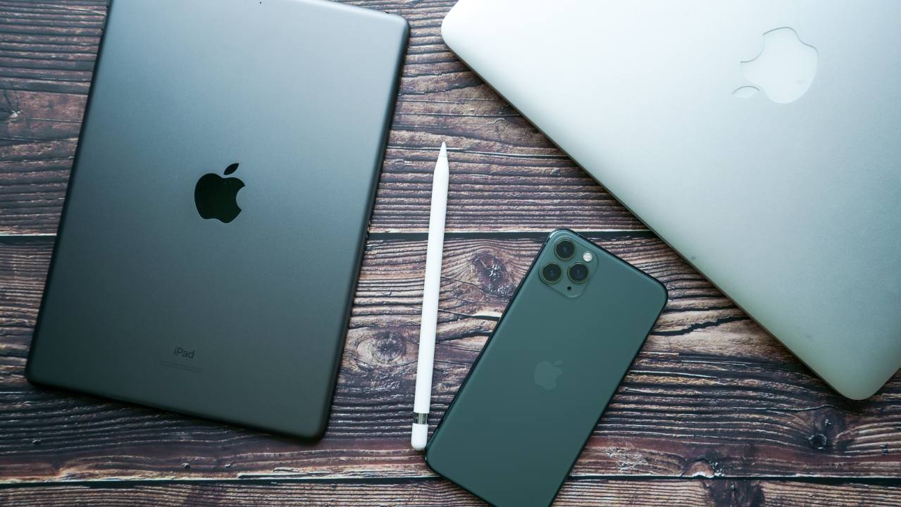 Apple Apple