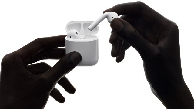 Gli Apple AirPods nella loro confezione