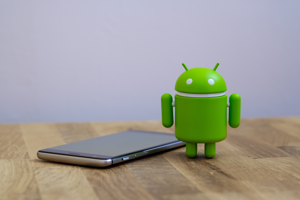 Smartphone-android-sul-tavolo