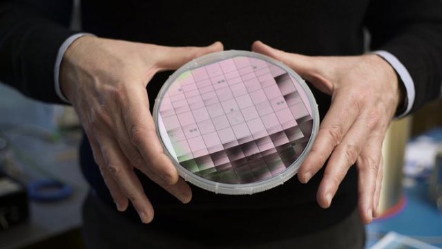 Un wafer contenente miliardi di chip (foto Scuola Superiore Sant'Anna)