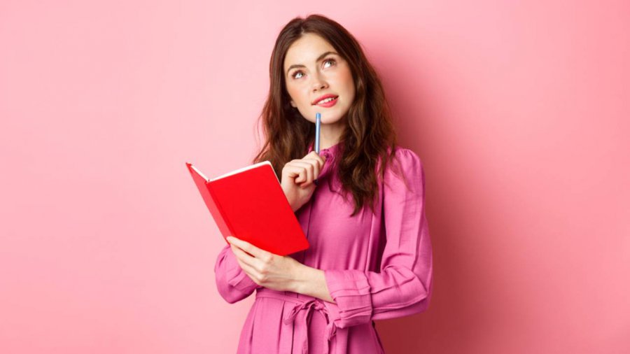 Persona con agenda che pensa all'organizzazione
