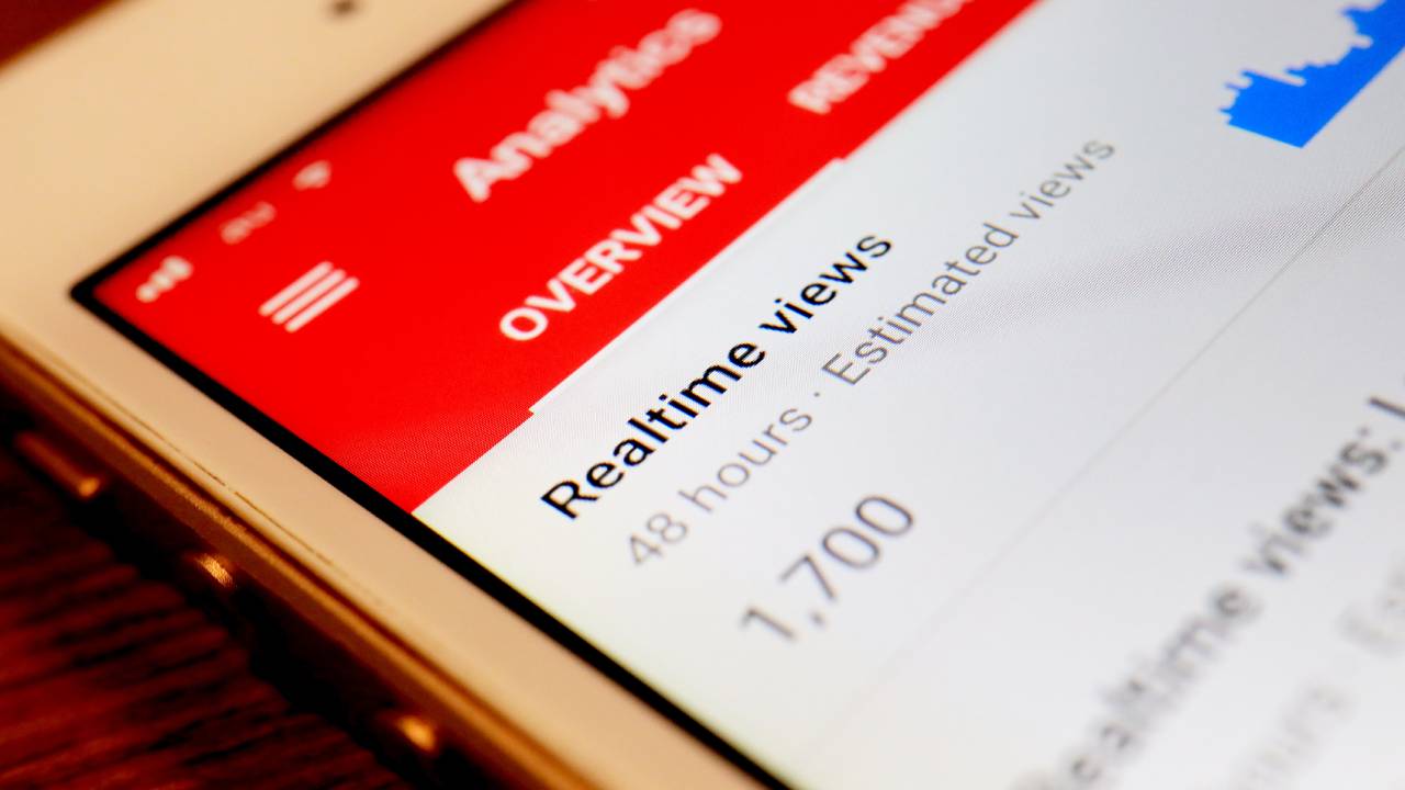 Visualizzazioni su YouTube Visualizzazioni su YouTube