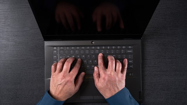 cyberbullismo mani computer